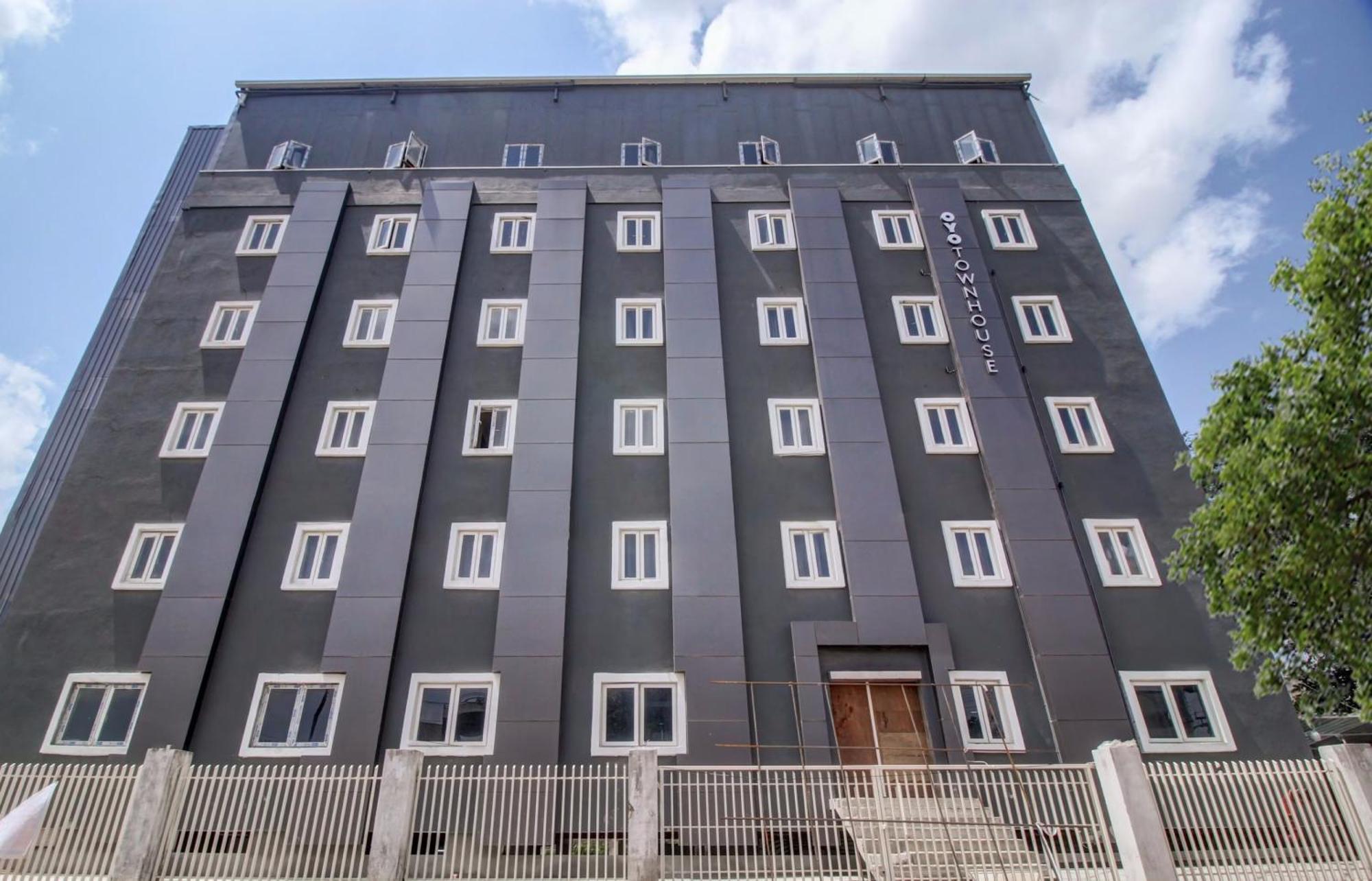 Super Townhouse Rcc Majestic 397 Lb Nagar 호텔 하이데라바드 외부 사진
